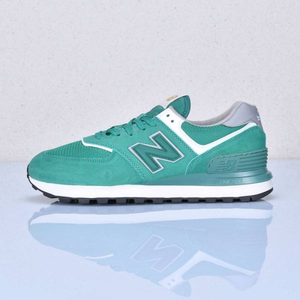 New Balance sneakers art 4947